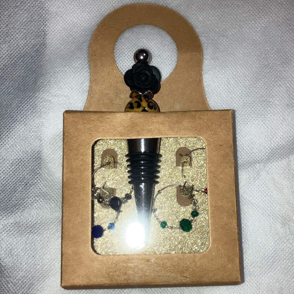 Elegant Black and Gold Wine Stopper Set with 4 wine glass rings